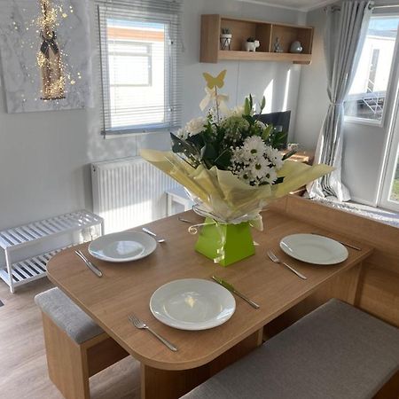 Stylish 3 Bedroom Caravan Near The Beach Уолтън-он-дъ-Нейз Екстериор снимка