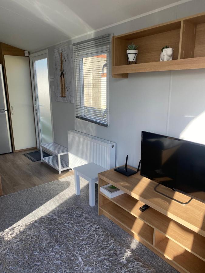 Stylish 3 Bedroom Caravan Near The Beach Уолтън-он-дъ-Нейз Екстериор снимка