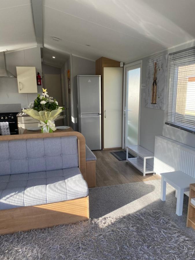 Stylish 3 Bedroom Caravan Near The Beach Уолтън-он-дъ-Нейз Екстериор снимка
