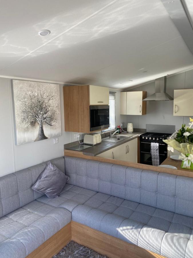 Stylish 3 Bedroom Caravan Near The Beach Уолтън-он-дъ-Нейз Екстериор снимка