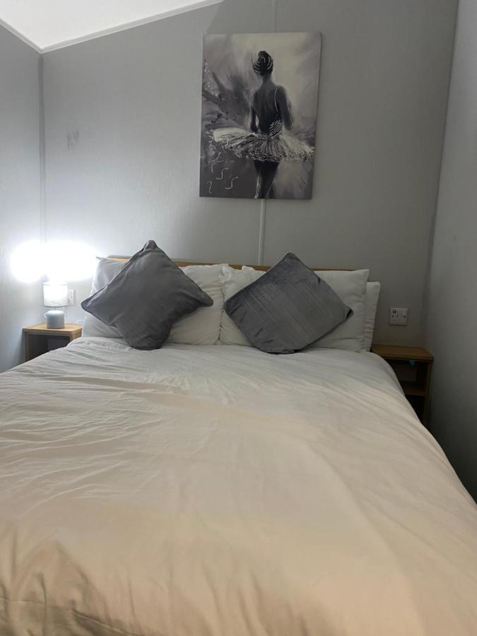 Stylish 3 Bedroom Caravan Near The Beach Уолтън-он-дъ-Нейз Екстериор снимка