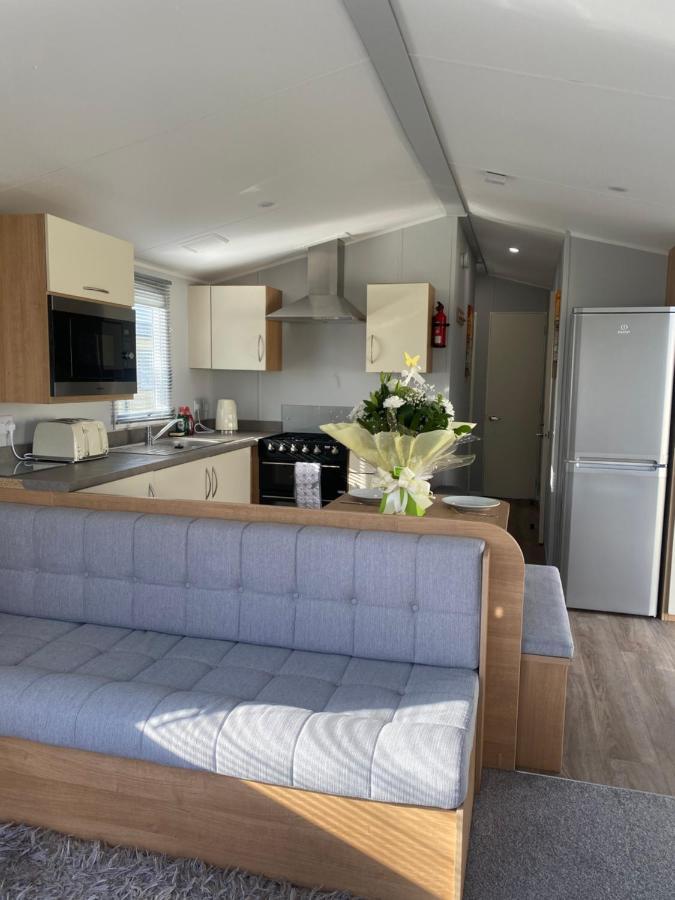 Stylish 3 Bedroom Caravan Near The Beach Уолтън-он-дъ-Нейз Екстериор снимка